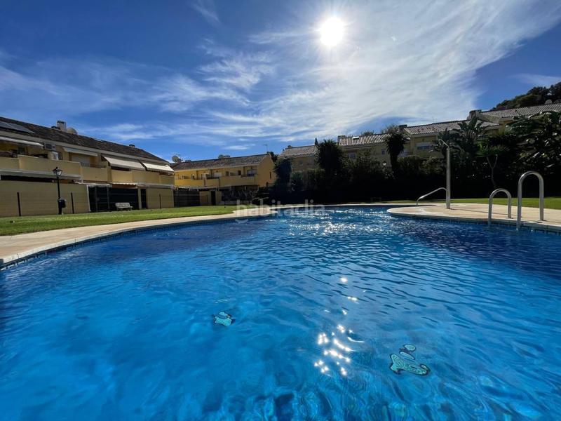 Foto 3ffc174d-40a4-4e43-ba39-0841a883de01. Casa adossada amb piscina a Los Llanos Estepona