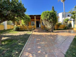 Chalet à Los Llanos. Venta de chalet unifamiliar en estepona