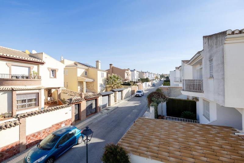 Foto a8038627-159c-4c4a-8589-511e0681e301. Chalet  independiente en esquina loma verde en Albolote