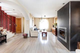 Casa aparellada en Hutor Vega. Sale a la venta una fantastica vivienda unifamiliar pareada