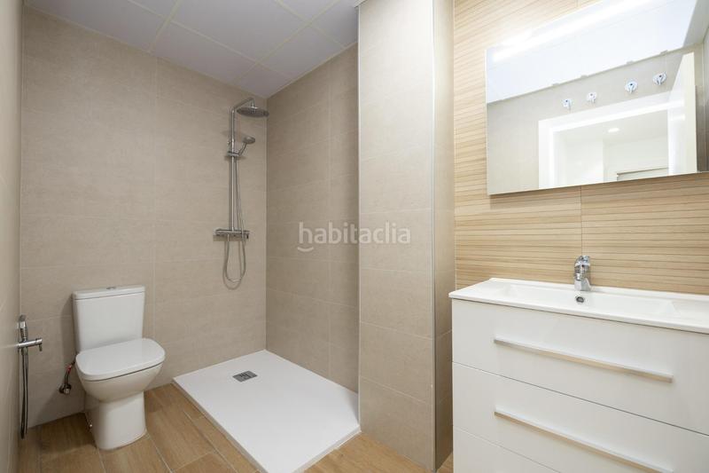 Foto 5e0a289b-45f8-4a2c-8e17-788f5e8a3bb6. Piso totalmente reformado, junto mondragones, 3 dormitorios 2 baños en Granada