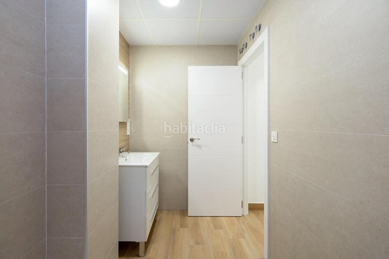 Foto bb66c701-2a13-4ff7-9865-3b600a565a56. Piso totalmente reformado, junto mondragones, 3 dormitorios 2 baños en Granada