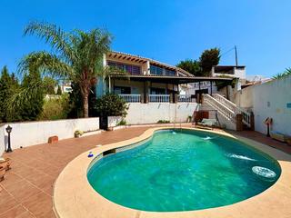Chalet  Las higueras, 18. Villa en urbanización campo mijas