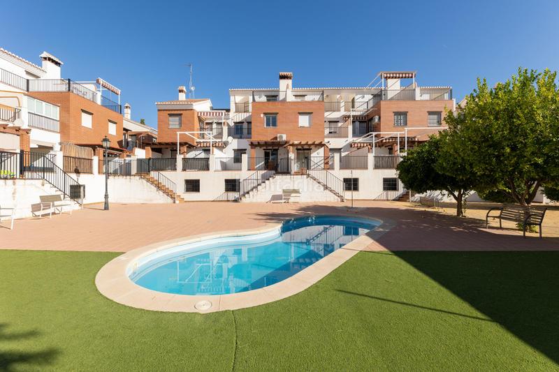 Foto f4917d1a-afd8-4ea8-9e2d-94eca86fcb0a. Casa a schiera con parcheggio piscina in Atarfe