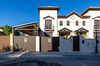 Maison jumelée  Calle menorca. Casa pareada en ogijares tu nuevo hogar espera por ti descubre e