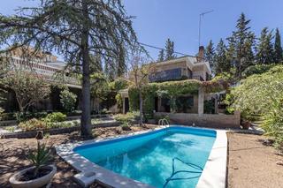 Chalet en La Zubia Ciudad. Casa con terreno y piscina  en la zubia