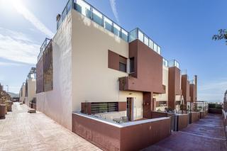 Casa adossada  Calle lince 8. Tu casa ideal en jun luz, calma y vida en urbanización con pisci