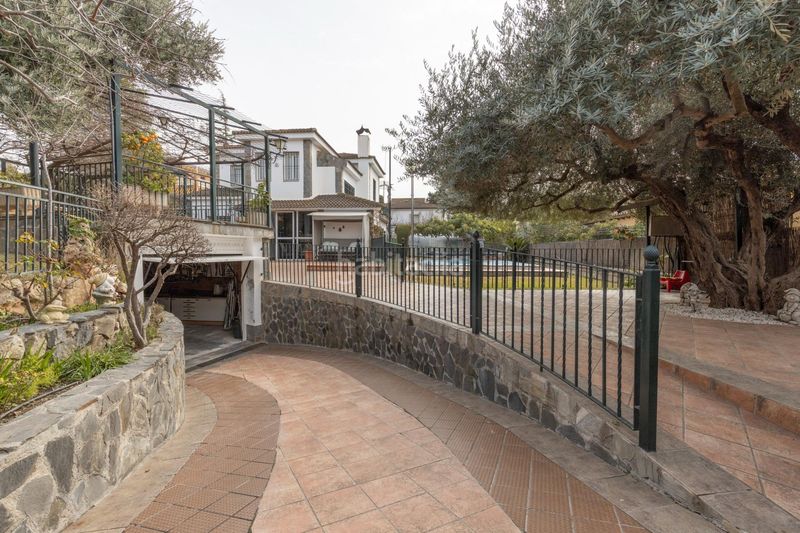 Foto 91ccc214-0b4c-41a6-bd0c-c56c1b8f4530. Chalet vivienda exclusiva en urbanización viñas del rey otura en Villa de Otura