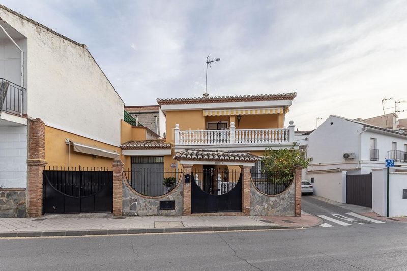 Foto 01f4c7fe-6d33-44c7-b77d-cecbf71afda2. Casa amb calefacció aparcament a Bola de Oro Granada
