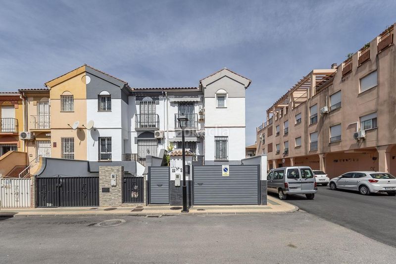 Foto 222a03f0-4d42-411b-a7f2-7b38a5e94cb9. Casa aparellada amb aparcament a Atarfe