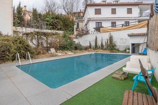 Chalet  Calle calle cuesta colorada. Casa independiente con piscina y vistas a sierra nevada en hu�to