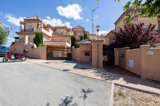 Casa adosada en Paseo pedro verde 2. Ponemos a la venta esta preciosa casa en urbanizacion cerrada, c