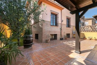 House en Calle calle arniches 21. Espectacular vivienda pareada a la entrada a de jun
