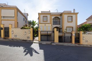 Semi detached house  Calle calle aperos del pilar. Espectacular vivienda pareada con jard�n, terraza 360� y garaje
