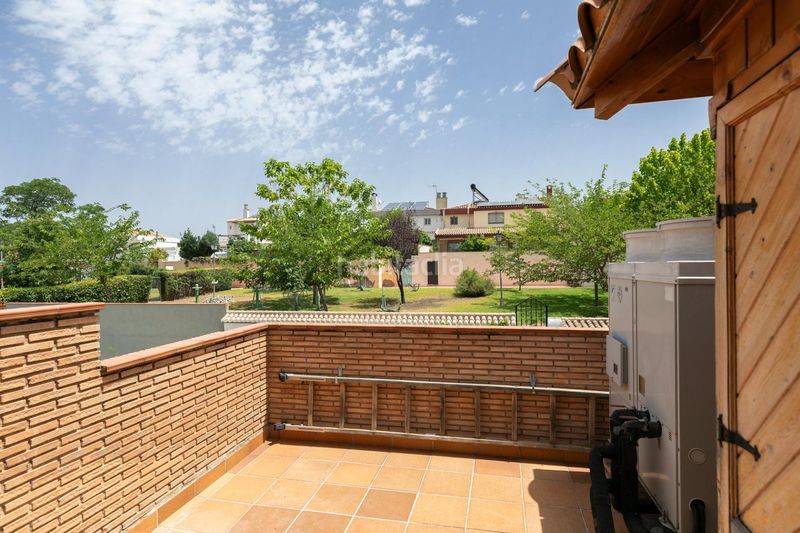 Foto a38b4521-e925-40b5-a967-daf6fe018c67. Casa pareada chalet accesible de gran amplitud, con jardín privado, garaje y completas zonas comunitarias en Ogíjares