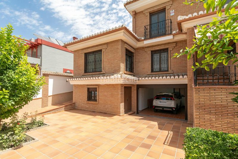 Foto daf85ffb-ce8f-461c-aeb1-540b97c5af35. Casa pareada chalet accesible de gran amplitud, con jardín privado, garaje y completas zonas comunitarias en Ogíjares