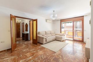 Pis  Calle marques de mondejar. Vivienda de grandes dimensiones y potencial de reforma junto a c