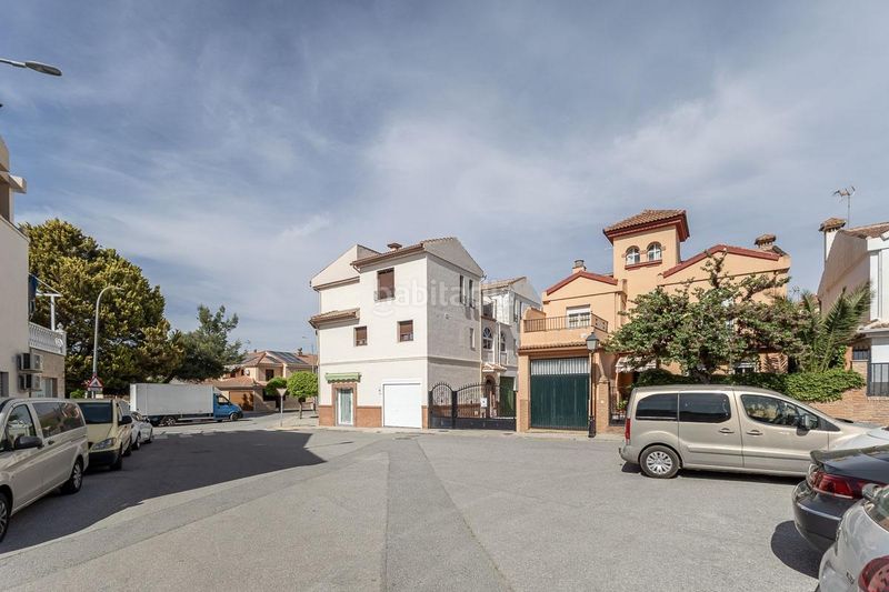 Foto e32958f6-b791-40a5-a401-7ea78509e784. Chalet  independiente amplio, luminoso y con piscina propia en Santa Fe