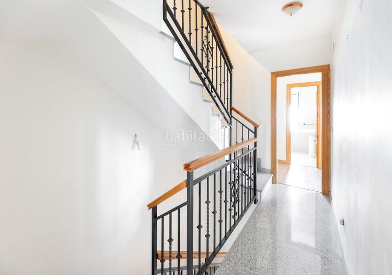Foto b21eb827-4004-4035-baed-8b27ed4c0ccd. Casa adossada amb aparcament a San Antón Armilla