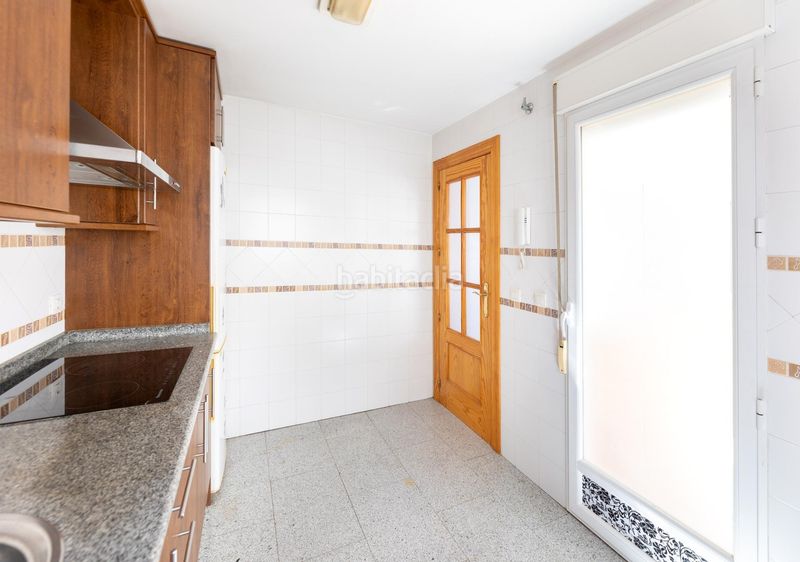 Foto b35dc700-7ccb-41c2-b017-c5be25c6ef2b. Casa adossada amb aparcament a San Antón Armilla