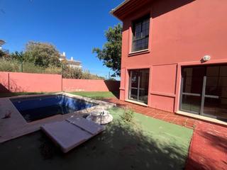 Casa aparellada a Calle heliotropo 14. Pareado con piscina y parcela de 300 metros junto al mariposario