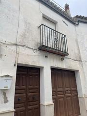 Casa a Santaella. Vivienda de dos plantas 5 habitaciones y un baño