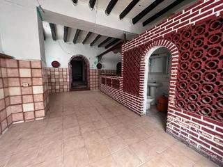 Casa a Rute. Vivienda unifamiliar independiente con tres plantas