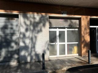 Local Comercial  Carrer de francesc layret. Local con salida de humos en av. baix llobregat