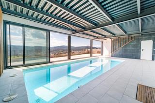 Xalet  Carrer puig vicenç. Exclusiva casa de diseño con piscina interior, techos de 7 metro
