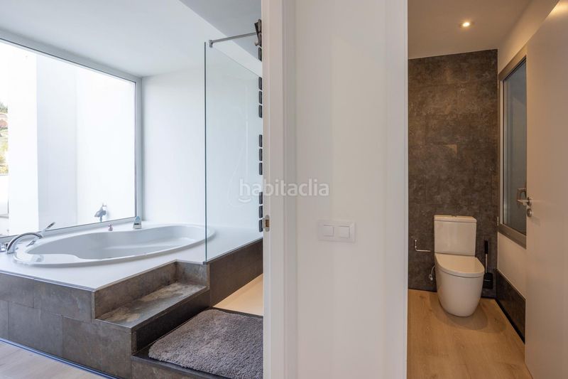 Foto ee9c3d77-78ba-4345-9968-99b7c4e9b028. Xalet amb xemeneia calefacció piscina a Ciutat Diagonal Esplugues de Llobregat
