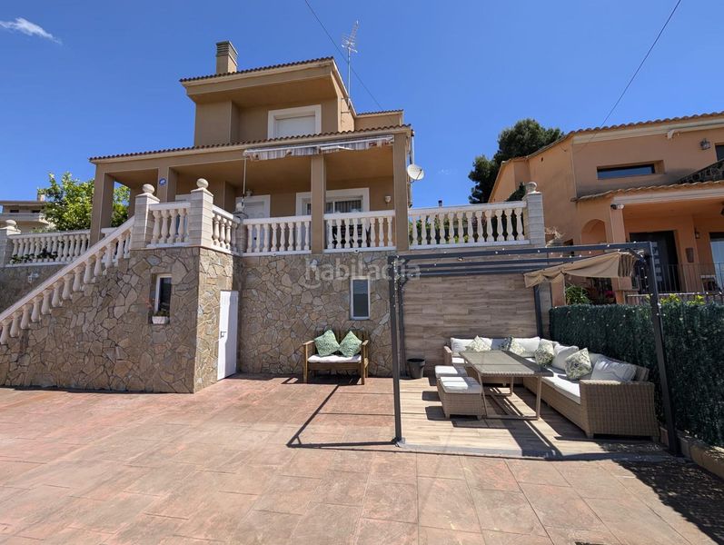 Foto d69d5d92-c5dc-4e2c-860e-4c78e8e821c9. Casa amb xemeneia aparcament a Abrera