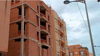 Edifici a Roquetas pueblo. Edificio plurifamiliar, en construcción en roquetas de mar