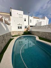 Casa a schiera en Aguadulce Sur. Duplex 4 cuatro dormitorios en aguadulce