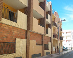 Pis  Luis buñuel. Vivienda ocupada en planta baja de 4 dormitorios en roquetas