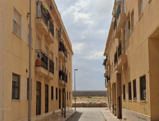 Pis  Rosalía. Vivienda okupada en roquetas