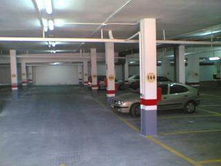 Lloguer Aparcament cotxe a Calle lentisco 7. Se alquilan plazas de garajes en residencial cortijo grande  fas