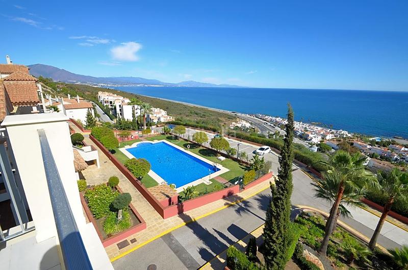 Foto 17683be7-06af-43c6-8fcf-52418f610966. Penthouse with parking pool in Chullera Manilva