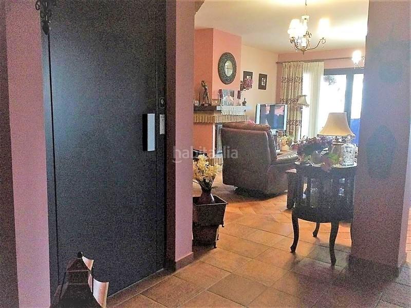 Foto 59cfb675-e78f-4be0-829c-84b1c6049374. Casa aparellada amb piscina a La Duquesa Manilva