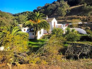 Masia  Cerro muñiz. Magnífica finca con piscina en casares