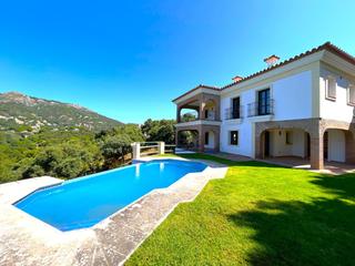 Casa  Casares. Preciosa villa con encanto, recién construida, con piscina infin