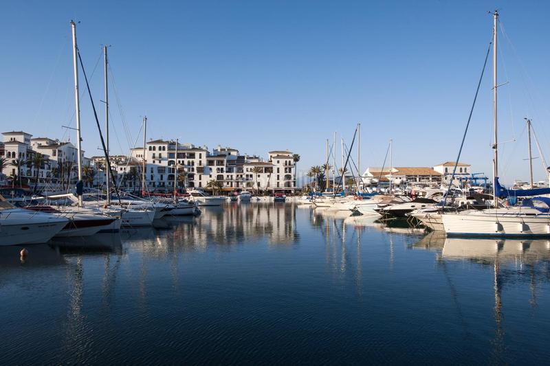 Foto ae01cfbc-7c45-4d2e-866c-433f37bc3d79. Piso magnifico apartamento en primera linea de playa con bellísimas vistas al mar, costa. en Casares
