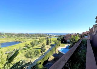 Casa adossada  Isabel barreto. Maravilloso  adosado con vistas al mar y al golf, estepona
