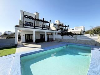 Casa aparellada  El salvador. Casa pareada con piscina privada en primera linea de golf