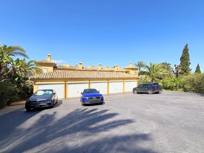 Foto 0cf9cdbf-b3ed-42f9-ab2c-9d45e63928f6. Casa adossada amb calefacció aparcament piscina a Sotogrande