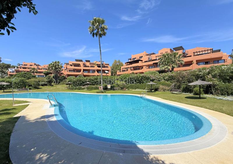 Foto 39be7cda-08e8-42b6-84f7-688af1816155. Apartamento exclusivo apartamento con terraza soleada y vistas al mar en la costa en Estepona