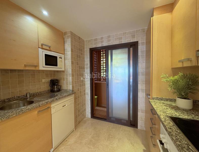Foto 3e574cfa-7b25-491a-8193-2ea1dbd4e39e. Apartamento exclusivo apartamento con terraza soleada y vistas al mar en la costa en Estepona
