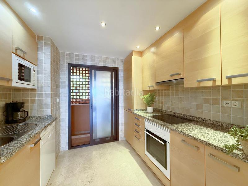 Foto 5a5b0d04-97b4-4d51-9a26-1ed187cc6a3d. Apartamento exclusivo apartamento con terraza soleada y vistas al mar en la costa en Estepona