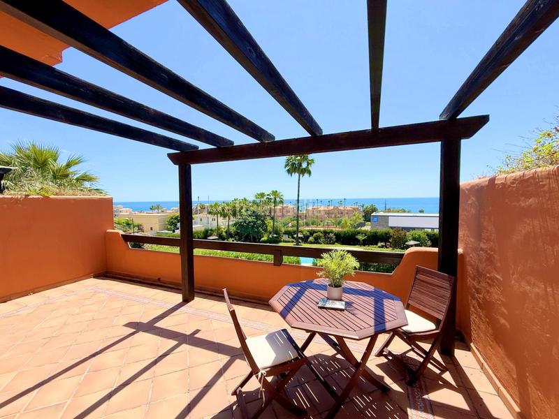 Foto 634077aa-ec73-4652-a75a-4258cfd495f5. Apartamento exclusivo apartamento con terraza soleada y vistas al mar en la costa en Estepona