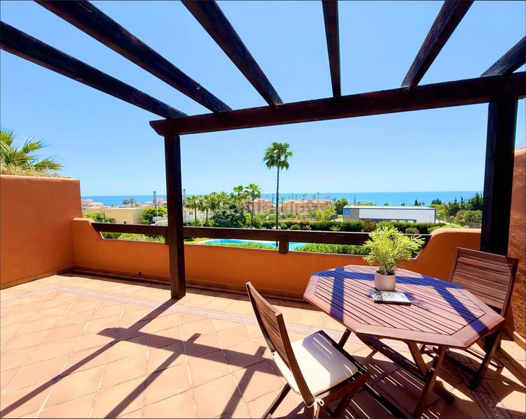 Foto 82578d96-f17c-42cf-93fd-ba0db85e4115. Apartamento exclusivo apartamento con terraza soleada y vistas al mar en la costa en Estepona