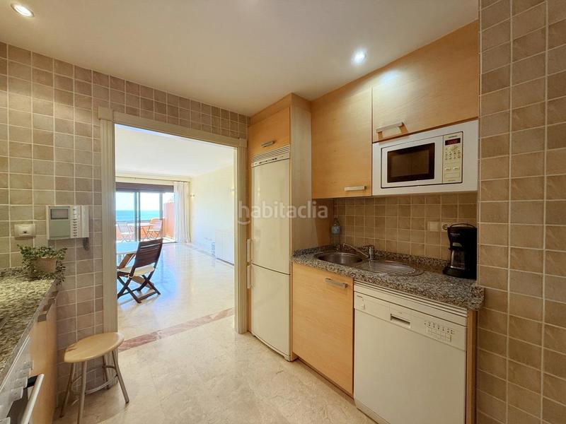Foto 86f6773b-f48f-40b6-9179-7af2b34a286f. Apartamento exclusivo apartamento con terraza soleada y vistas al mar en la costa en Estepona